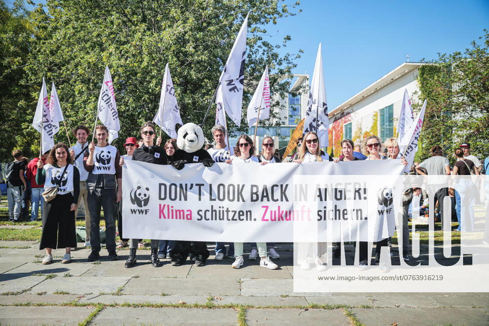 WWF activists at the climate strike in Berlin in front of the Federal Chancellery, Fridays for Future calls for a nationwide climate strike, 20 9 2024, Federal Chancellery, Berlin, Germany kreativmedia-klimastreik200924-5