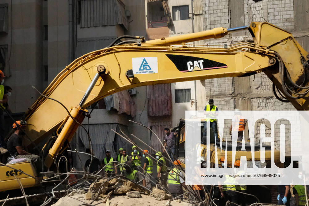 Israel Airstrike Lebanon September 21 Paramedics Have Worked Tirelessly Through The Night To Rescue People From Under The Rubble After The Israeli Attack On Beirut, Lebanon, That Left Scores Dead And Injured And Many Still Under The Rubble Right Beirut Beirut Lebanon