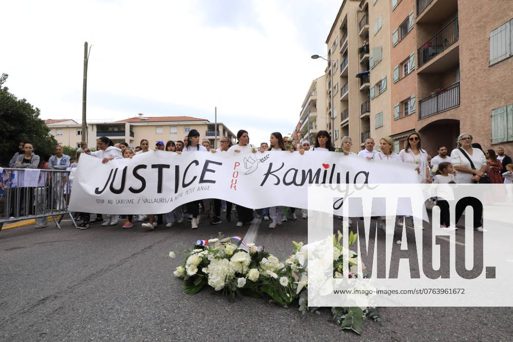 Hundreds gather in Vallauris for a white march in memory of Kamilya, the little girl killed by a motorcyclist VALLAURIS 06 More than several hundred people gathered for a white march in memory of little Kamilya, who was run over by a motorcycle on a crosswalk. Starting from Place Cavasse, the procession made its way to the scene of the tragedy and the home of the parents, led by Slim Oussaya, and the 7-year-old girls mother behind the banner, then joined by Kamylias brother, laid two wreaths on the crosswalk, before laying a wreath at the spot where the girl was thrown Franz Chavaroche Bestimage Hundreds of people gathered in Vallauris for a silent march in tribute to Kamilya, the little girl killed by a biker, in France, on September 22,