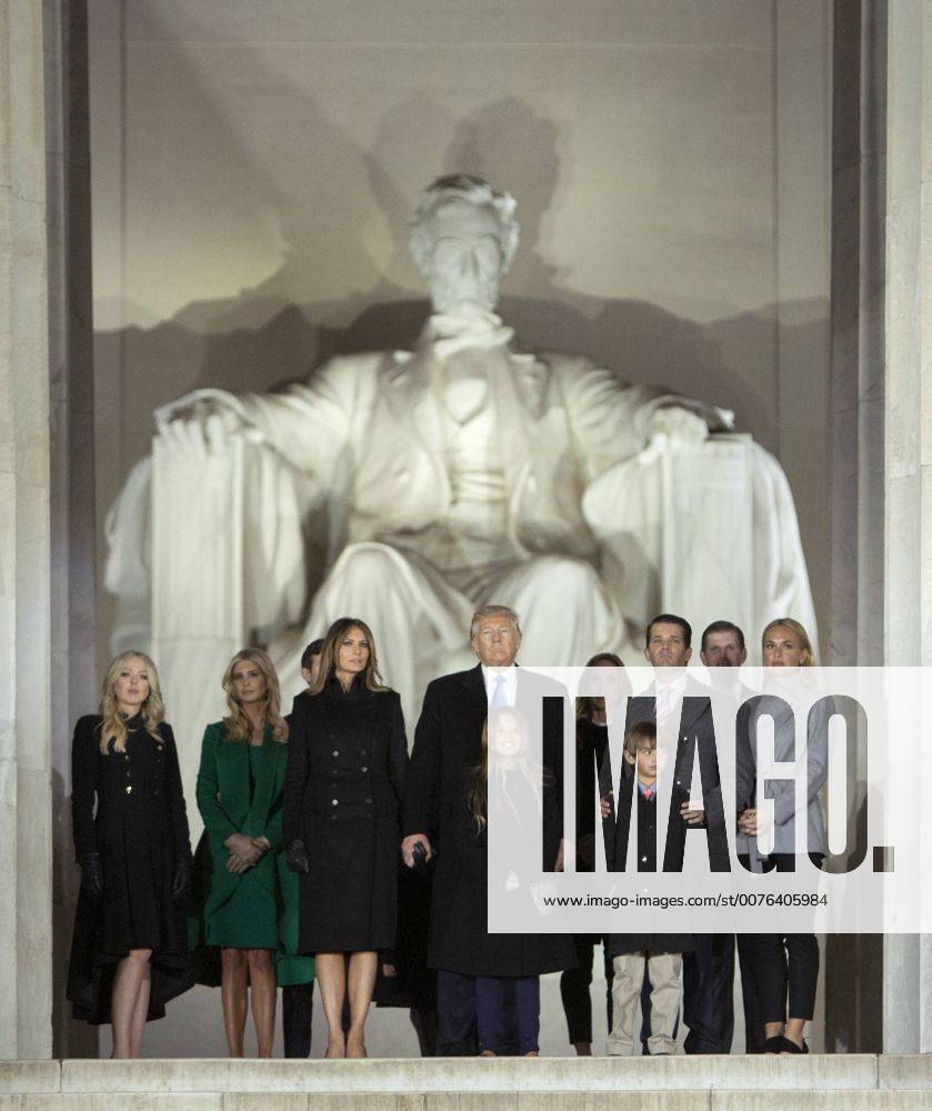 Amtseinführung von Donald Trump: Willkommenskonzert am Lincoln Memorial President-elect of The United States Donald J. Trump and family pose at the Make America Great Again Welcome Celebration concert at the Lincoln Memorial in Washington, DC, January 19, 2017. The inauguration is January 20. Pool WAX20170119246 CHRISxKLEPONIS