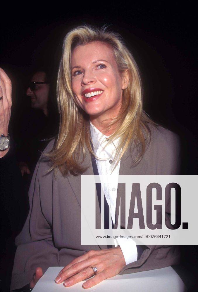 L9807RH.CALVIN KLEIN SPRING 1995 SHOW .KIM BASINGER 11-03-1994. ROSE HARTMAN- PHOTOS - ZUMAg49_ 20060725_gaf_g122_281