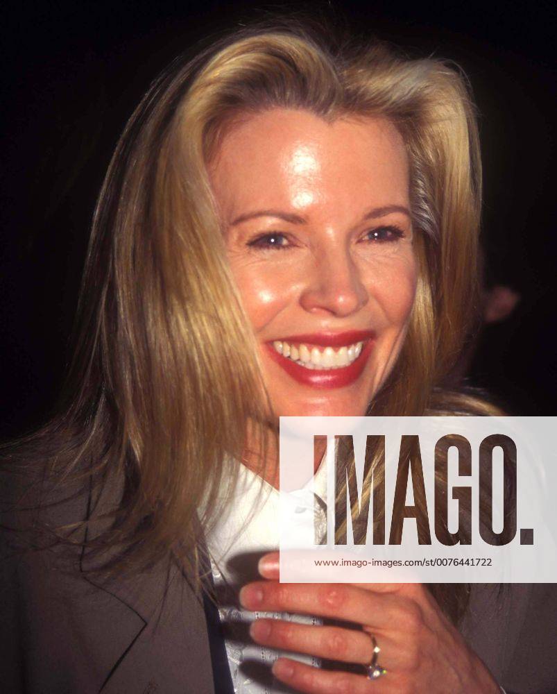 L9807RH.CALVIN KLEIN SPRING 1995 SHOW .KIM BASINGER 11-03-1994. ROSE HARTMAN- PHOTOS - ZUMAg49_ 20060725_gaf_g122_282