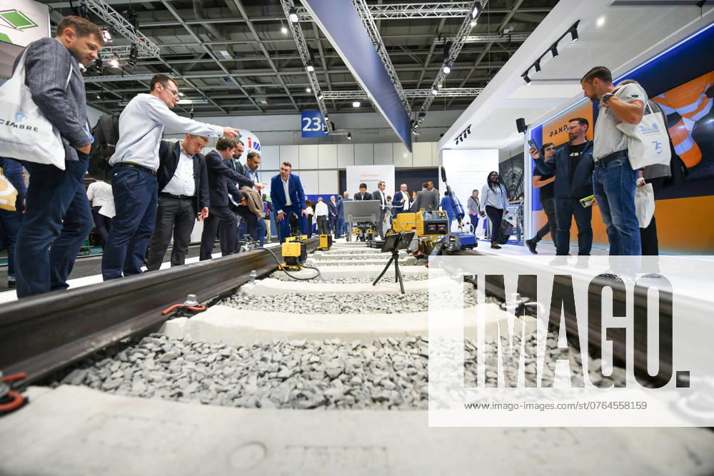 (240925) -- BERLIN, Sept. 25, 2024 -- People visit the 2024 International Trade Fair for Transport Technology (InnoTrans 2024) in Berlin, Germany, Sept. 24, 2024. The fair kicked off on Tuesday with a focus on the future of mobility. This year s event highlights smart transport solutions and low-carbon rail innovations powered by electricity and hydrogen. The four-day exhibition has drawn over 2,900 exhibitors from 59 countries and regions. They will showcase the latest products and innovations across 200,000 square meters of exhibition space and 3,500 meters of tracks, covering five segments: railway technology, railway infrastructure, public transport, interiors and tunnel construction. ) GERMANY-BERLIN-INNOTRANS 2024-OPENING RenxPeng