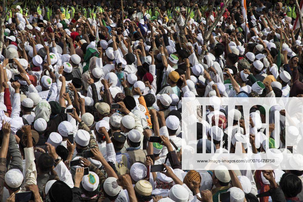South Jakarta, Jakarta, Indonesia - Jakarta, 23 January 2017.Thousands of Muslims gathered in front of Jakarta Police Head Quarters guarding the calling of their leader Habib RIEZEQ for questioning regarding his statement about the mocking to State New Money symbol that said look like symbol of Communist. South Jakarta Indonesia - ZUMAh128 20170123_zap_h128_003