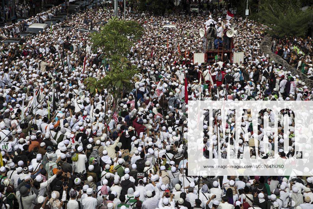 South Jakarta, Jakarta, Indonesia - Jakarta, 23 January 2017.Thousands of Muslims gathered in front of Jakarta Police Head Quarters guarding the calling of their leader Habib RIEZEQ for questioning regarding his statement about the mocking to State New Money symbol that said look like symbol of Communist. South Jakarta Indonesia - ZUMAh128 20170123_zap_h128_005