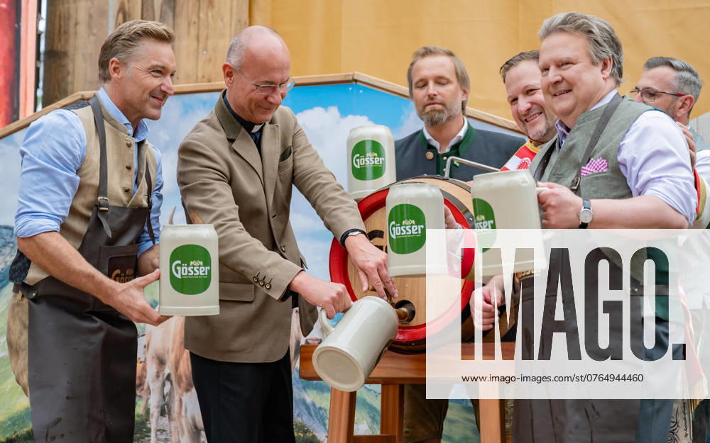 20240926 VIP Eroeffnung der Wiener Kaiser Wiesn 2024 WIEN, OESTERREICH - 26. SEPTEMBER: Ehemaliger alpiner Skirennlaeufer und Goesser Testimonial Hans Knauss, Dompfarrer des Wiener Stephansdoms und Oesterreichs Society-Pfarrer Toni Faber, Verkaufsdirektor der Goesser Gastronomie Region Ost und Key Account Management von Goesser Bernhard Mitteroecker, Geschaeftsfuehrer der Wiener Kaiser Wiesn Johann Pittermann und SPOe Buergermeister und Landeshauptmann von Wien Michael Ludwig waehrend des Bieranstichs anlaesslich der VIP Eroeffnung der Wiener Kaiser Wiesn 2024 auf der Kaiserwiese im Wiener Prater am 26. September 2024 in Wien, Oesterreich 240926_SEPA_17_055