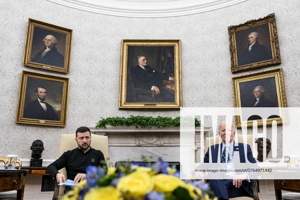 Bilder des Jahres 2024, News 09 September President Joe Biden meets with Ukraine s President Volodymyr Zelenskiy in the Oval Office of the White House in Washington, DC, on Thursday, September 26, 2024. Biden announced $2.4 billion in military assistance for Ukraine on Thursday and plans to convene a leader-level meeting of key allies to coordinate additional support when he visits Germany next month. WAX20240926960 ALxDRAGO