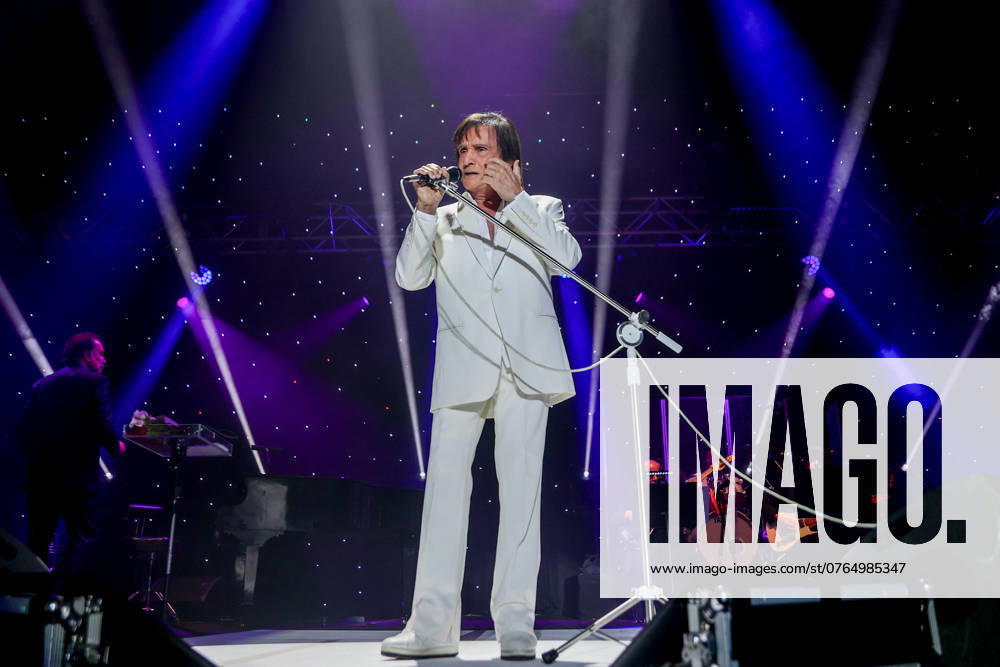 Roberto Carlos concert at the Wizink Center The singer Roberto Carlos during a concert at the Wizink Center, on September 26, 2024, in Madrid Spain Roberto Carlos is one of the most popular and recognized icons of Brazilian music in the world The singer-songwriter is one of the Latin artists who has sold more records, The artist recognized with several Grammy awards visits Spain again to perform new songs, such as the single Eu Ofreço Flores released in 2023, in a concert where he performs hits such as Lady Laura, Amigo or El gato que está triste y azul, among others 26 SEPTEMBER 2024 CONCERT WIZINK CENTER ROBERTO CARLOS SINGER Madrid Madrid Spain