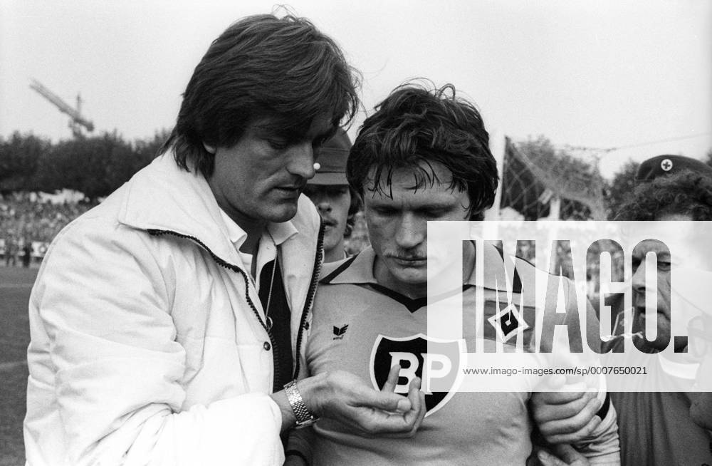 Peter Nogly blutet aus der Nase, re. Physiotherapeut Hermann Rieger (beide Hamburger SV) Betreuer, Verletzung, Nasenverletzung, Nasenbluten, Blut, bluten, Gesichtsverletzung