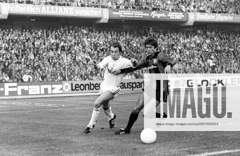 Wolfgang Kraus (FC Bayern München, li.) gegen Werner Lorant (Eintracht Frankfurt) Aktion Duell Aufmacher