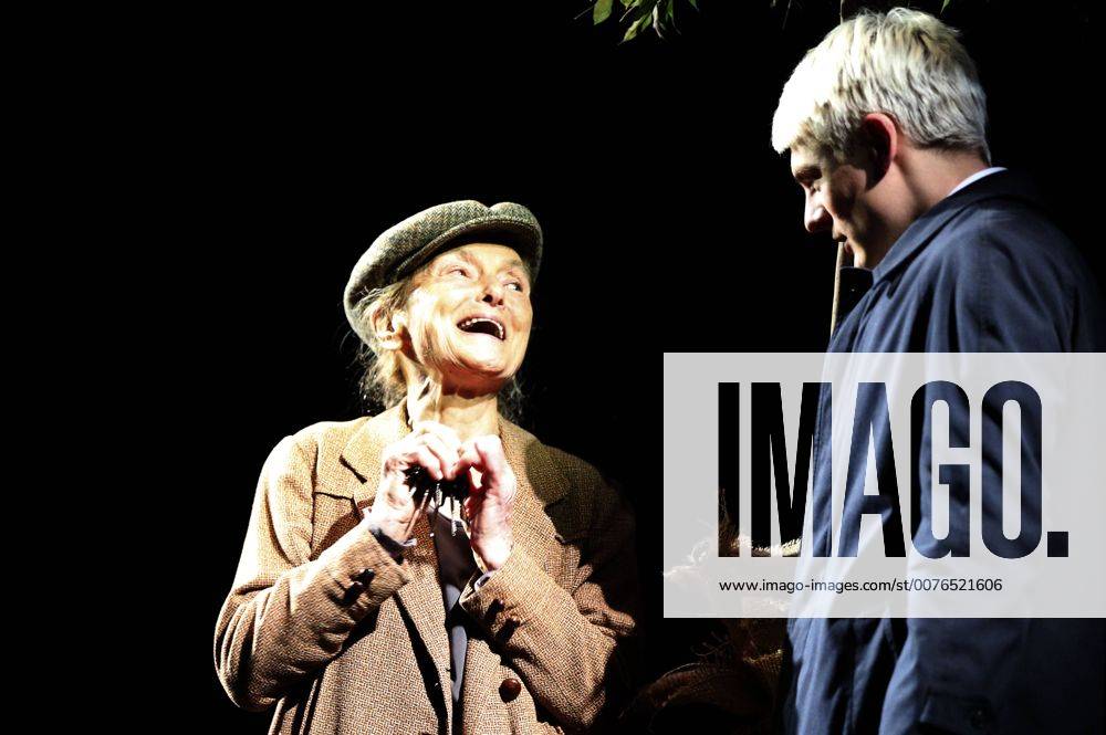 Erni Mangold und Meo Wulf bei der Fotoprobe des Theaterstücks Harold und Maude von Colin Higgins im Theater in der Josefstadt zum 90. Geburtstag von Erni Mangold. Wien, 23.01.2017 Foto:xF.xJ.xMorgenbesserx xFuturexImage