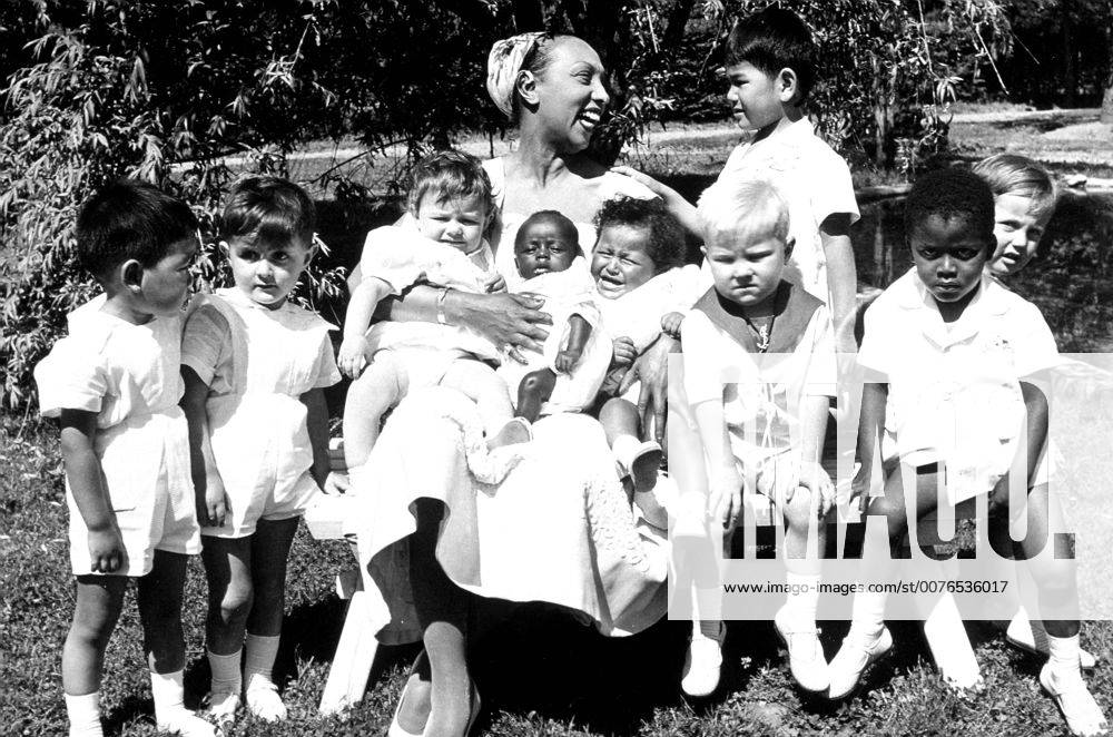 IMAGO ICONS: Josephine Baker Jan. 12, 2006 - Josephine Baker and kids.K46373. Pix Planete - ZUMAg49_ 20060112_gaf_g49_170