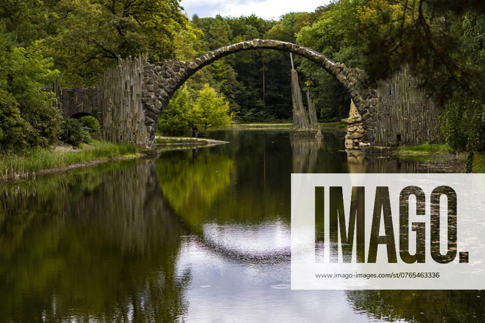 On the way in Saxony View on September 28, 2024 of the Rakotz Bridge Devils Bridge in the Azalea and Rhododendron Park Kromlau at the Rakotzsee in Saxony Kromlau Saxony Germany FH0A0098