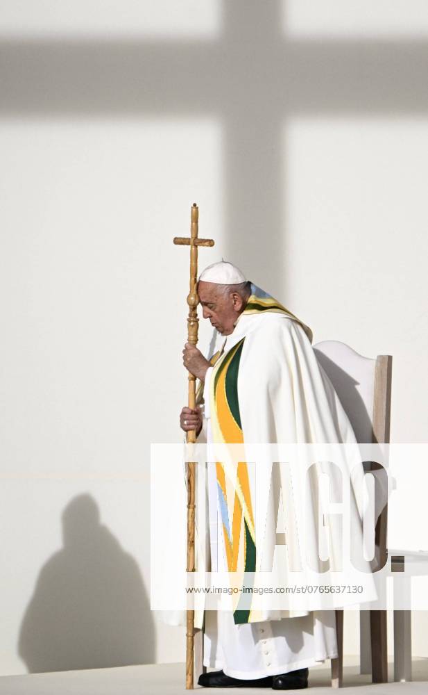 Pope Francis in Belgium : Eucharist at the King Baudouin Stadium BRUSSELS, BELGIUM - SEPTEMBER 29 : Apostolic visit of Pope Francis to Belgium : Eucharist at the King Baudouin Stadium in the presence of the Belgian Royal Family (Pope Francis will beatify Carmelite Anna of Jesus, who died in Brussels) on September 29, 2024 in Brussels, Belgium, 29 09 2024 Brussels Belgium