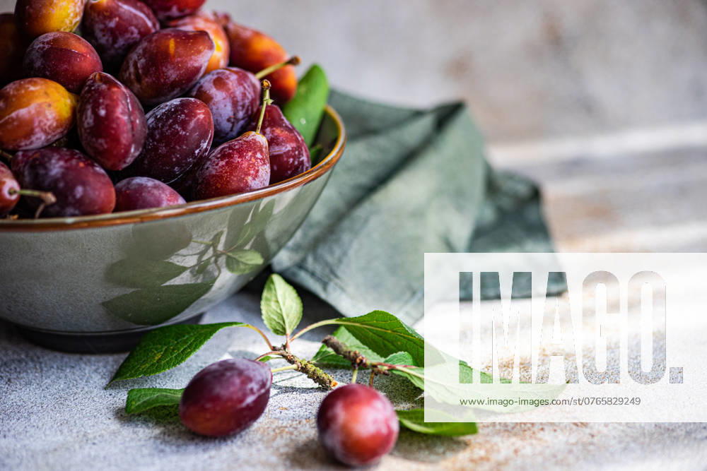 IMAGO Creative, Jahreszeit Sommer, Food, Pflaume Bowl of ripe organc plums Tbilisi, Tbilisi, Georgia CR_LSQHTY2409047F-1532979-01