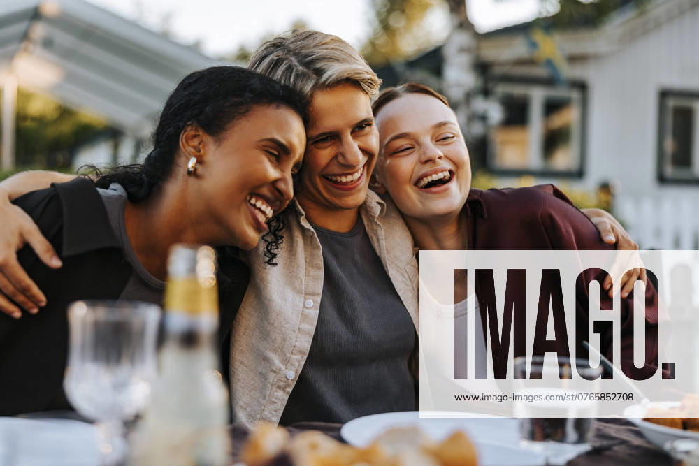 IMAGO Creative, Lifestyle, Feste im Garten #2 Happy young woman embracing female friends in back yard at social gathering Sweden, Stockholm, model released, property released