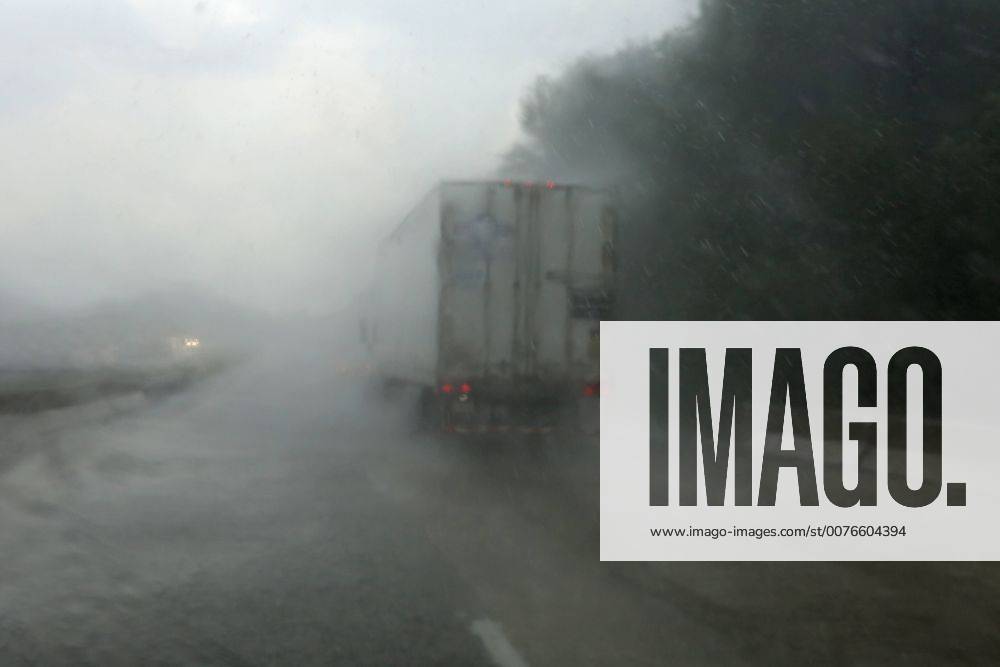 Charlotte, North lina, Vereinigte Staaten von Amerika - Symbolfoto, schlechte Sicht auf der Autobahn bei Regen. 00S130719D004.JPG MODEL RELEASE: NOT APPLICABLE, PROPERTY RELEASE: NO MR:N