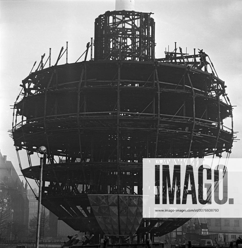 Berlin, Deutsche Demokratische Republik (DDR) - Geruest zur Vormontage der Turmkugel des Fernsehturm am Alexanderplatz. (QF, HF, europäisch, Gebäude, Städtebau, Gerüst, Kugelgerüst) 00S680504A003.JPG MODEL RELEASE: NOT APPLICABLE, PROPERTY RELEASE: NO MR:Y
