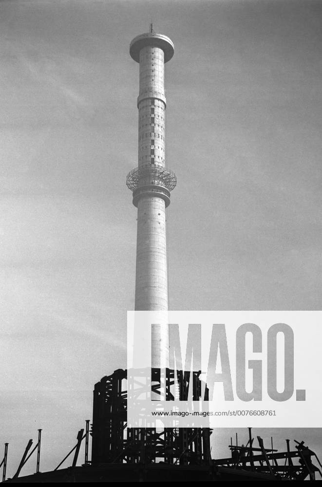 Berlin, Deutsche Demokratische Republik (DDR) - Errichtung des Fernsehturm am Alexanderplatz. (HF, europäisch, Gebäude, Städtebau) 00S680504A005.JPG MODEL RELEASE: NOT APPLICABLE, PROPERTY RELEASE: NO MR:Y