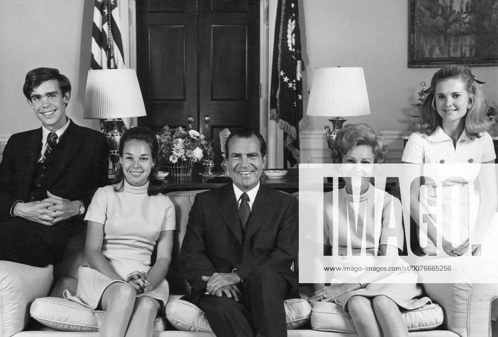U.S. President Richard Nixon, (center), with son-in-law David Eisenhower, Julie Nixon Eisenhower, Pat Nixon, Tricia Nixon, Portrait, White House, Washington DC, USA, 1969 - ZUMAg145 20060321_zap_g145_1417