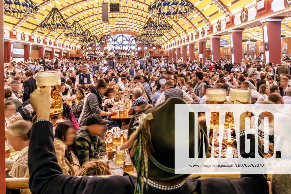 Thousands of Oktoberfest visitors enjoy Wednesday evening with snacks and beer in the Löwenbräu festival tent, Munich, October 2, 2024 Germany, Munich, October 2024, great atmosphere in the Löwenbräu tent, thousands of Oktoberfest visitors enjoy Wednesday evening with snacks and beer in the festival tent, photo taken shortly before 6 p.m., Bavarian, Oktoberfest 2024, folk festival, Ba