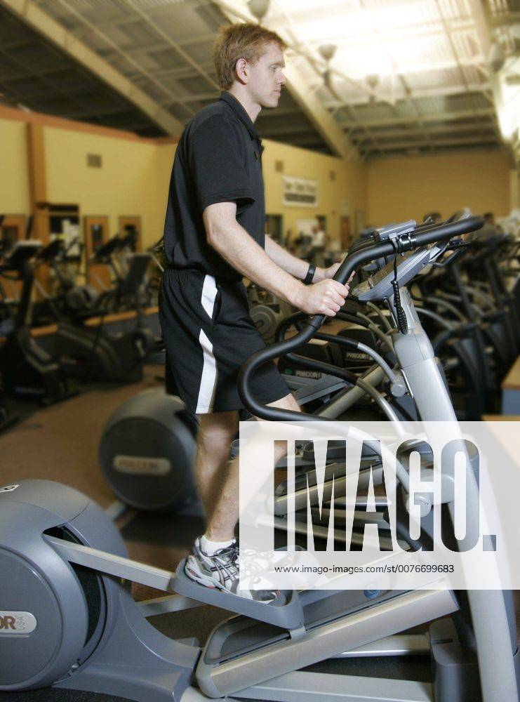 U.S. - Matt Bartz, athletic director at Le Club, in Milwaukee, Wisconsin, demonstrates the correct way to use an elliptical trainer, April 19, 2006. (Jack Orton Milwaukee Journal Sentinel KRT) - ZUMAm67_ 20060419_baf_m67_101