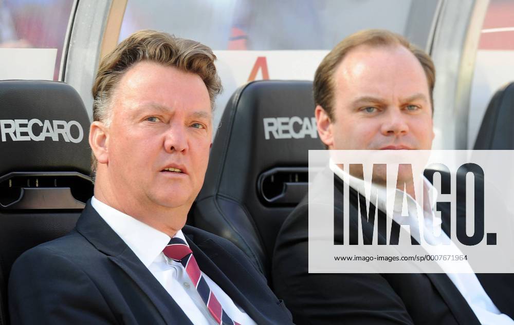 Fussball 1. Bundesliga : 29. Spieltag Saison 2010 2011 1 FC Nürnberg - FC Bayern München 09.04.2011 Trainer Louis van Gaal, Sportdirektor Christian Nerlinger (v. li., FC Bayern München)