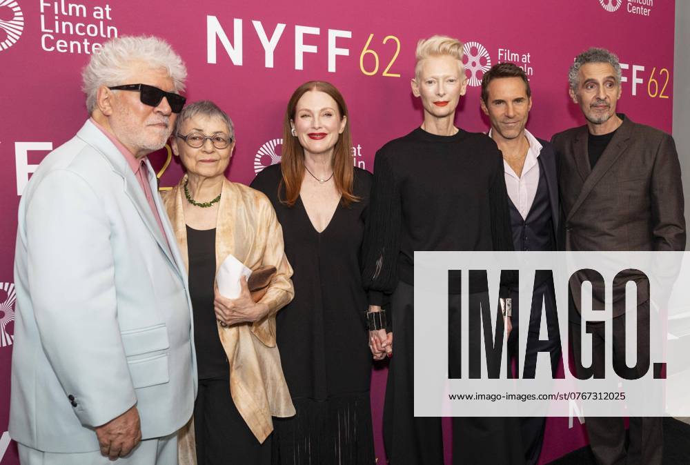 Bilder des Jahres 2024, Entertainment 10 Oktober Entertainment Themen der Woche KW40 October 4, 2024, New York, New York, United States: Pedro Almodo³var, Sigrid Nunez, Julianne Moore, Tilda Swinton, Alessandro Nivola and John Turturro attend premiere of The Room Next Door at 62nd New York Film Festival at Alice Tully Hall in New York on October 4, 2024 New York United States - ZUMAr339 20241004_znp_r339_030