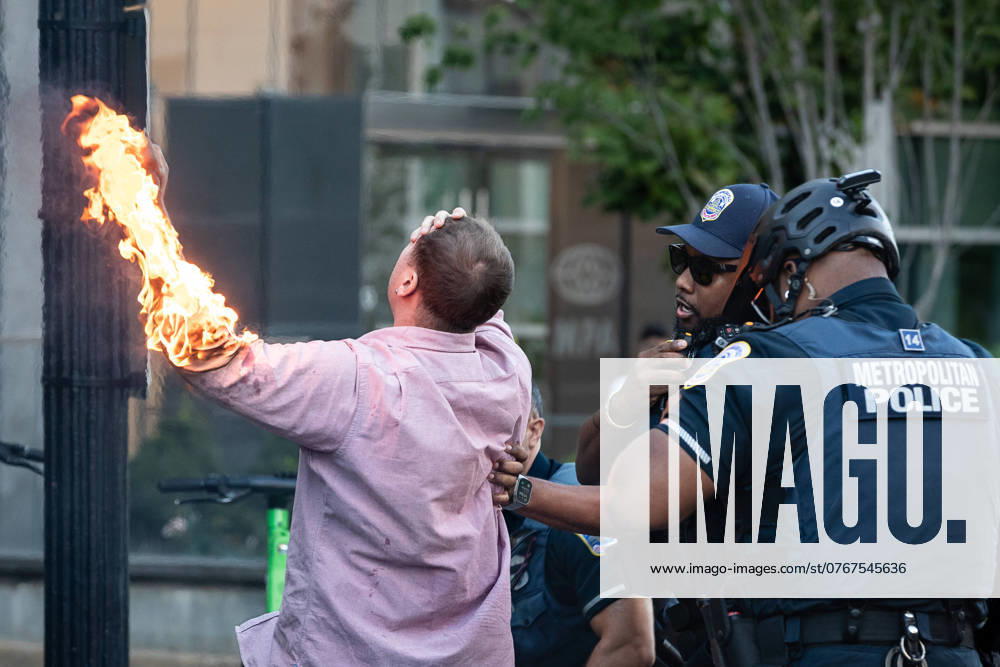 Demonstration for Palestine and Lebanon at the White House A journalist sets himself on fire while shouting Free Palestine during a demonstration in Washington, DC, on October 5, 2024. Police were able to extinguish the fire and called an ambulance. The protest was one of many worldwide marking one year since the attacks of October 7, 2023, and one year of Israeli retaliation against Gaza. Washington DC United States