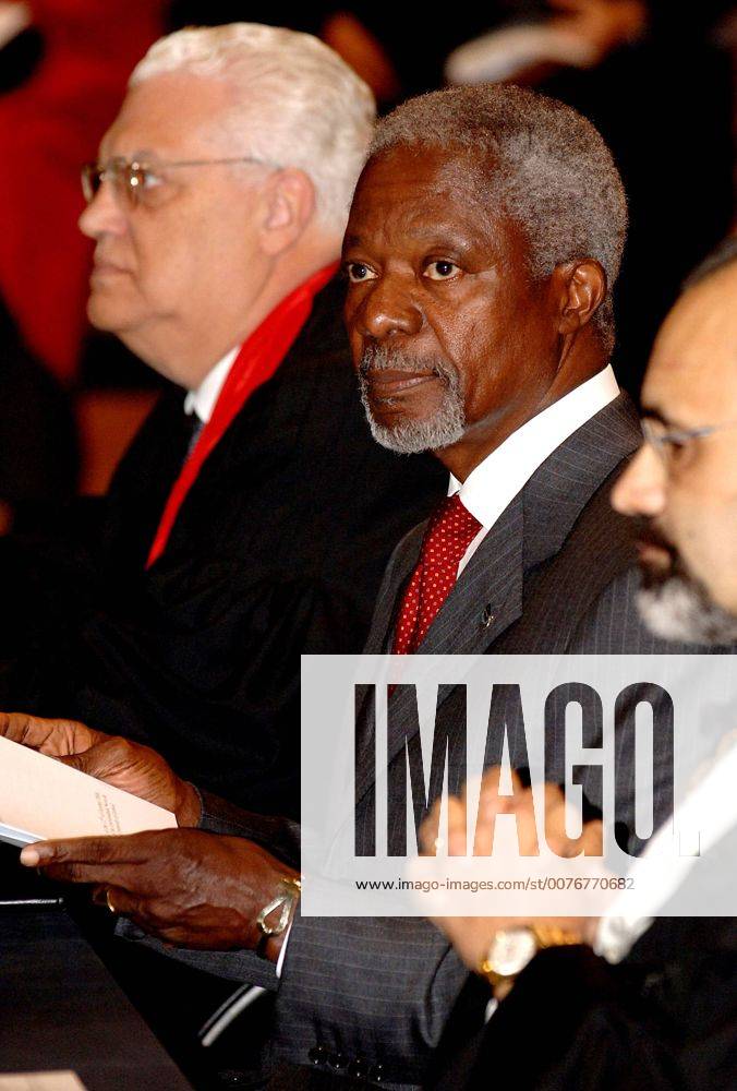 Oct. 12, 2005 - Lisbon, Portugal - 20051012: LISBON, PORTUGAL United Nations General Secretary Kofi Annan was honoured by University Nova of Lisbon with the Honoris Causa degree due to his contribution on help of man kind in terms of human rights, cultural values and defense of world-wide patrimony. Portuguese President Jorge Sampaio, Minister of Cience Jose Mariano Gago and Foreign Affair Minister Diogo Freitas do Amaral, as godfather of Kofi Annan attended the ceremony. In picture Kofi Annan and Diogo Freitas do Amaral. .K45521. ALVARO ISIDORO LisbonFILES 2005. - ZUMAg49_ 20051012_gaf_g49_211