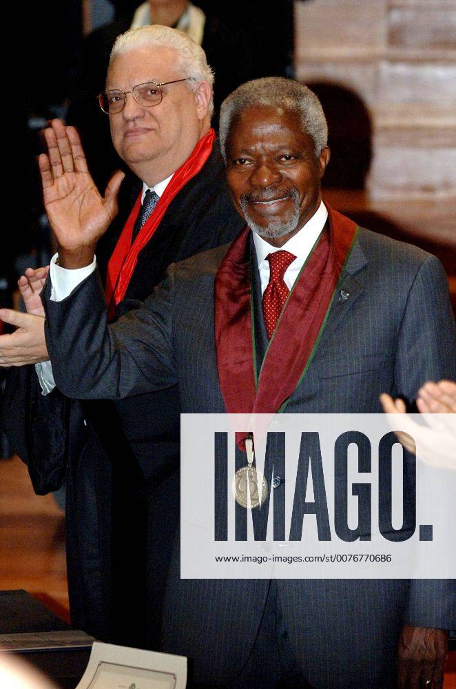 Oct. 12, 2005 - Lisbon, Portugal - 20051012: LISBON, PORTUGAL United Nations General Secretary Kofi Annan was honoured by University Nova of Lisbon with the Honoris Causa degree due to his contribution on help of man kind in terms of human rights, cultural values and defense of world-wide patrimony. Portuguese President Jorge Sampaio, Minister of Cience Jose Mariano Gago and Foreign Affair Minister Diogo Freitas do Amaral, as godfather of Kofi Annan attended the ceremony. In picture Kofi Annan and Diogo Freitas do Amaral. .K45521. ALVARO ISIDORO LisbonFILES 2005. - ZUMAg49_ 20051012_gaf_g49_215