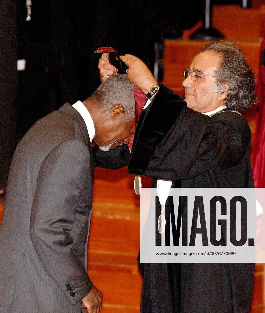Oct. 12, 2005 - Lisbon, Portugal - 20051012: LISBON, PORTUGAL United Nations General Secretary Kofi Annan was honoured by University Nova of Lisbon with the Honoris Causa degree due to his contribution on help of man kind in terms of human rights, cultural values and defense of world-wide patrimony. Portuguese President Jorge Sampaio, Minister of Cience Jose Mariano Gago and Foreign Affair Minister Diogo Freitas do Amaral, as godfather of Kofi Annan attended the ceremony. In picture Kofi Annan and Professor Leopoldo Jose Martinho Guimaraes, University rector. .K45521. ALVARO ISIDORO LisbonFILES 2005. - ZUMAg49_ 20051012_gaf_g49_218