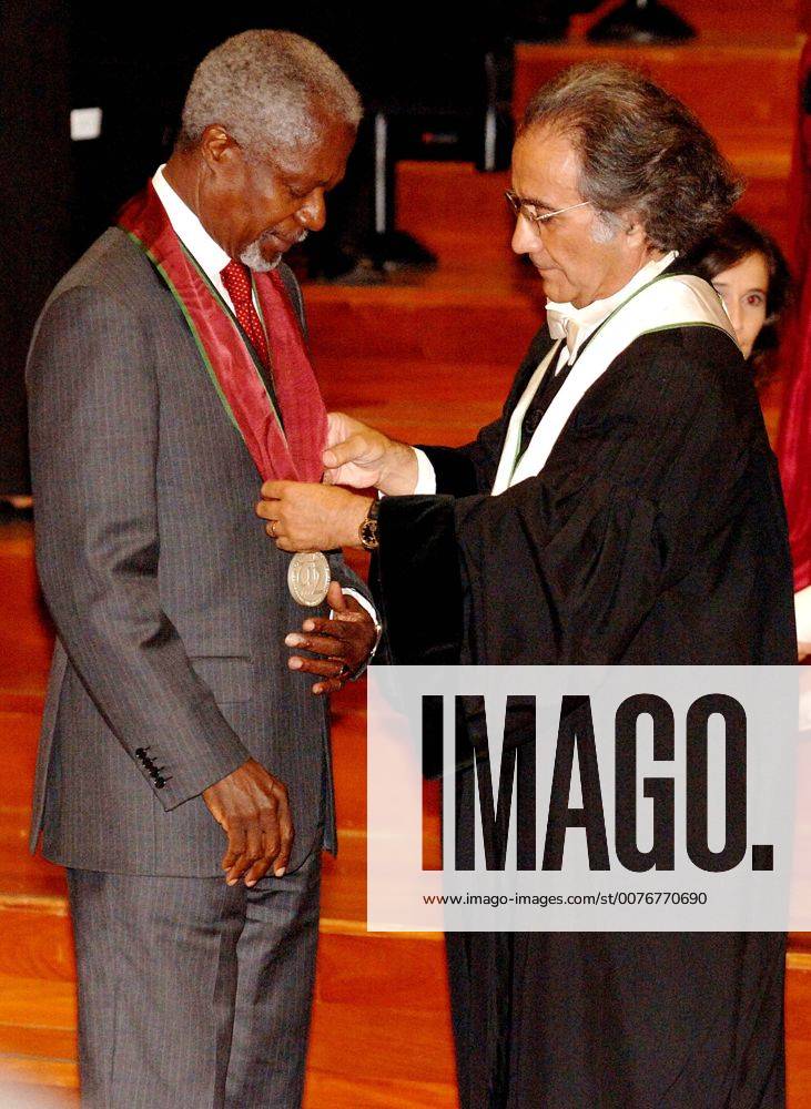 Oct. 12, 2005 - Lisbon, Portugal - 20051012: LISBON, PORTUGAL United Nations General Secretary Kofi Annan was honoured by University Nova of Lisbon with the Honoris Causa degree due to his contribution on help of man kind in terms of human rights, cultural values and defense of world-wide patrimony. Portuguese President Jorge Sampaio, Minister of Cience Jose Mariano Gago and Foreign Affair Minister Diogo Freitas do Amaral, as godfather of Kofi Annan attended the ceremony. In picture Kofi Annan and Professor Leopoldo Jose Martinho Guimaraes, University rector. .K45521. ALVARO ISIDORO LisbonFILES 2005. - ZUMAg49_ 20051012_gaf_g49_219
