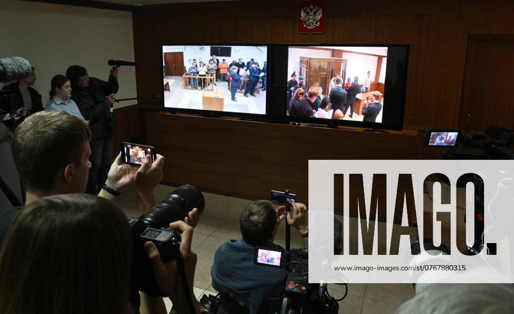 Russia US Citizen Mercenary Trial 8780936 07.10.2024 Journalists gather in front of screens with a live broadcast of a verdict hearing of the Moscow City Court on a US retiree Stephen Hubbard, 72, accused of fighting against Russia as a mercenary for Ukraine, in a court building in Moscow, Russia. The court on October 7 sentenced Hubbard to nearly seven years in prison. Kirill Zykov Sputnik Moscow Russia