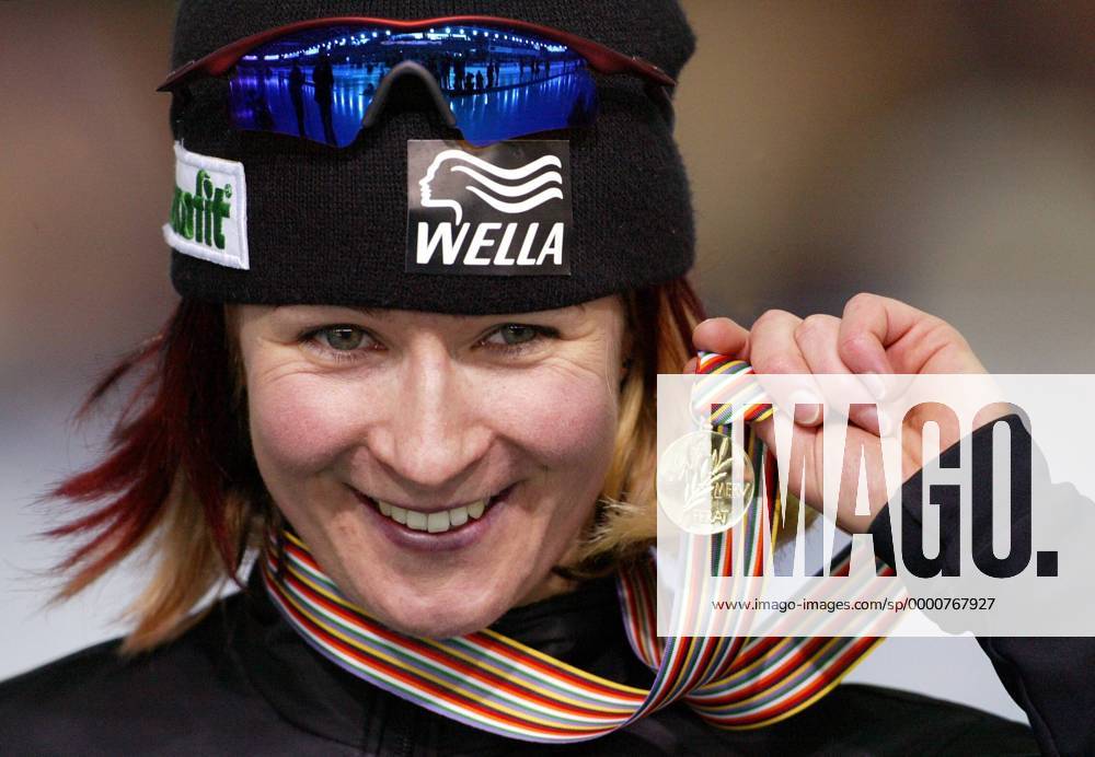 Weltmeisterin Claudia Pechstein (Deutschland) präsentiert ihre Goldmedaille Eisschnellauf WM Damen Einzelstrecken Weltmeisterschaft 2003, Eisschnelllauf, Eisschnelllaufen, Eisschnellaufen, Vdig, Porträt Berlin Glück Freude,