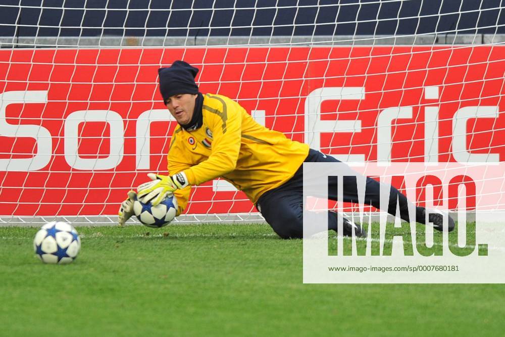 Fußball Champions League Viertelfinale Rückspiel: Abschlusstraining Inter Mailand am 12.04.2011 in der Veltins Arena in Gelsenkirchen. Julio Cesar ( Mailand )