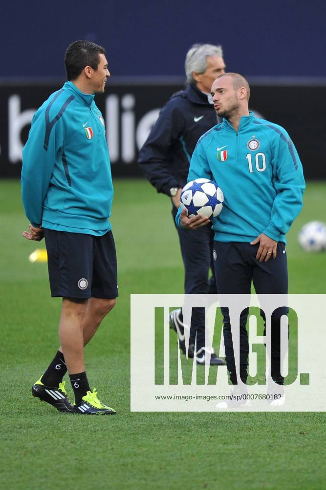 Fußball Champions League Viertelfinale Rückspiel: Abschlusstraining Inter Mailand am 12.04.2011 in der Veltins Arena in Gelsenkirchen. Lucio ( Mailand ), links - Wesley Sneijder ( Mailand ), rechts
