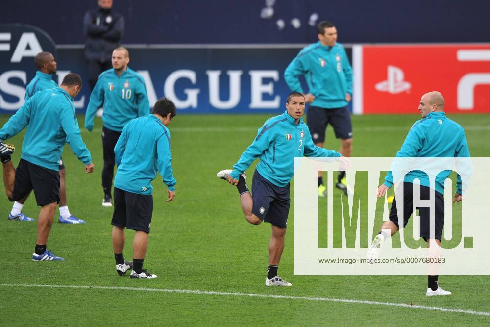 Fußball Champions League Viertelfinale Rückspiel: Abschlusstraining Inter Mailand am 12.04.2011 in der Veltins Arena in Gelsenkirchen. Mailänder Spieler beim Aufwärmen - V.re. Esteban Cambiasso, Ivan Cordoba