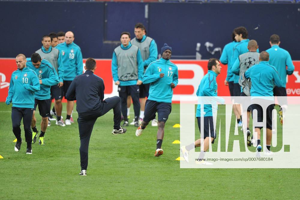 Fußball Champions League Viertelfinale Rückspiel: Abschlusstraining Inter Mailand am 12.04.2011 in der Veltins Arena in Gelsenkirchen. Mailänder Spieler beim Aufwärmen - Nr 17: MacDonald Mariga o0 Mac Donald