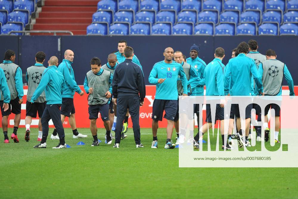 Fußball Champions League Viertelfinale Rückspiel: Abschlusstraining Inter Mailand am 12.04.2011 in der Veltins Arena in Gelsenkirchen. Mailänder Spieler beim Aufwärmen - Nr 13: Maicon