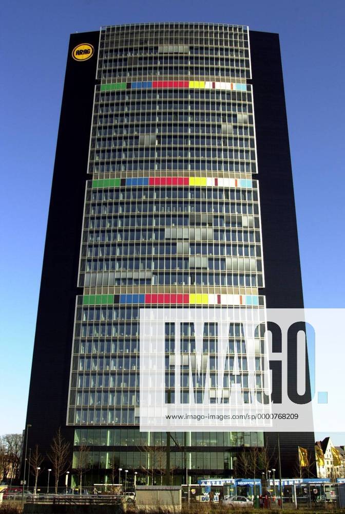 Die Fassade des Düsseldorfer Hauptsitzes der ARAG-Versicherung steht im Zeichen der Olympiakandidatur für die Region Düsseldorf Rhein Ruhr OS Sommer Olympiabewerbung 2003, Bewerbung, Bewerber, Olympiakandidatur, Kandidat, Kandidatur, Vdig Einzelbild Düsseldorf