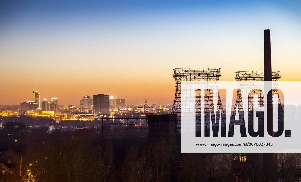 Skyline der Innenstadt, von Zeche Zollverein aus gesehen, Gerippe der Kühltürme der Kokerei, Essen, NRW, Deutschland,
