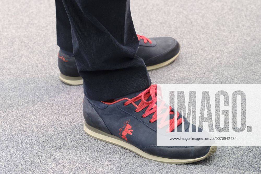 Schuhe mit Berlinale-Logo an den Füssen von Berlinale-Direktor Dieter Kosslick während der Programmpressekonferenz anlässlich des bevorstehenden Internationalen Filmfestivals in Berlin Pressekonferenz zur Berlinale 2017 in Berlin