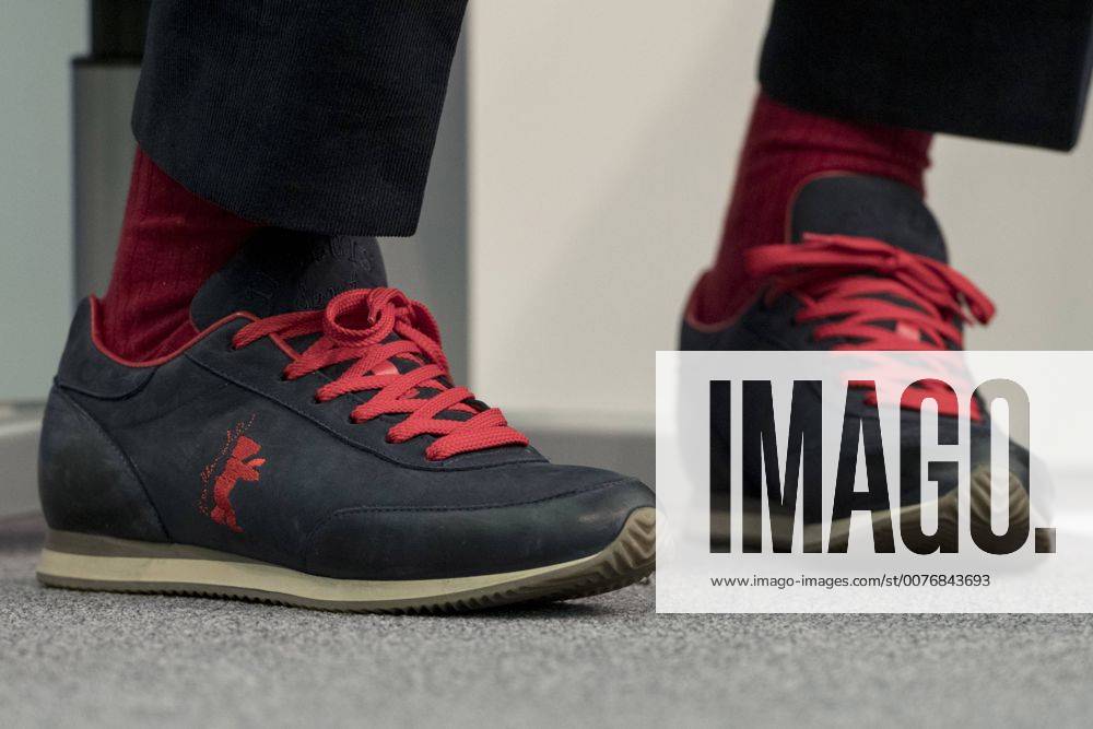 Schuhe mit Berlinale-Logo an den Füssen von Berlinale-Direktor Dieter Kosslick während der Programmpressekonferenz anlässlich des bevorstehenden Internationalen Filmfestivals in Berlin Pressekonferenz zur Berlinale 2017 in Berlin