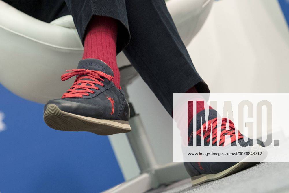 Schuhe mit Berlinale-Logo an den Füssen von Berlinale-Direktor Dieter Kosslick während der Programmpressekonferenz anlässlich des bevorstehenden Internationalen Filmfestivals in Berlin Pressekonferenz zur Berlinale 2017 in Berlin