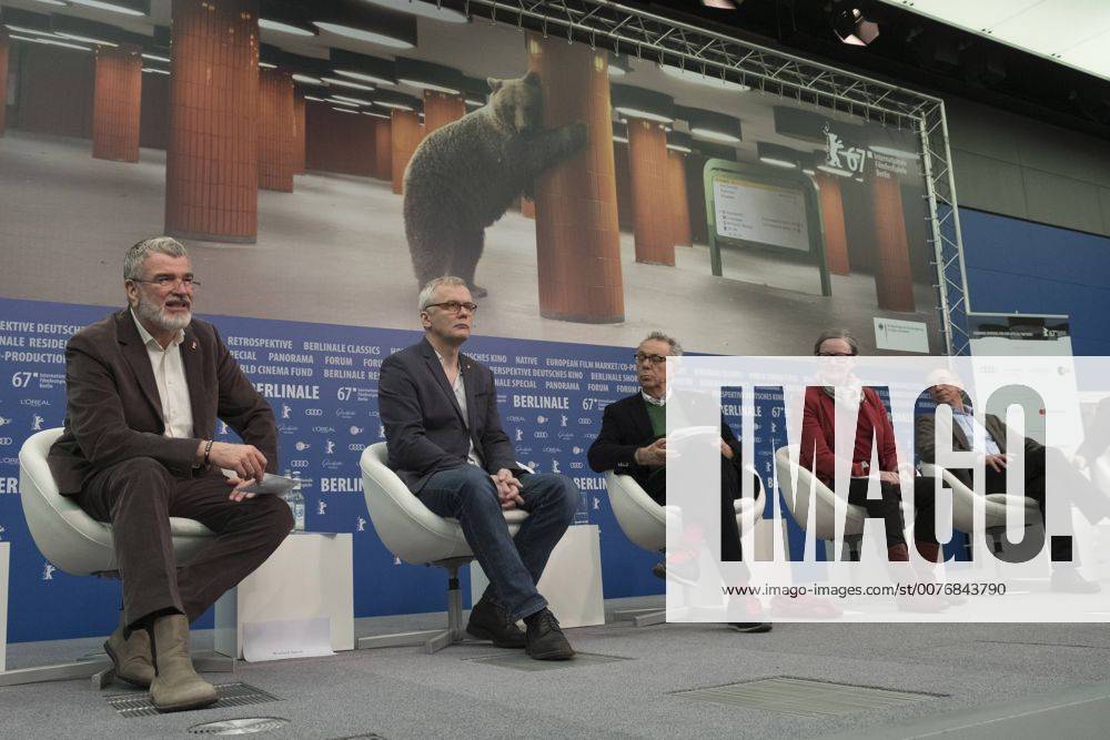 Berlinale-Direktor Dieter Kosslick (2.vl.) mit den Leitern der Sektionen der Berlinale während der Programmpressekonferenz anlässlich des bevorstehenden Internationalen Filmfestivals in Berlin Pressekonferenz zur Berlinale 2017 in Berlin
