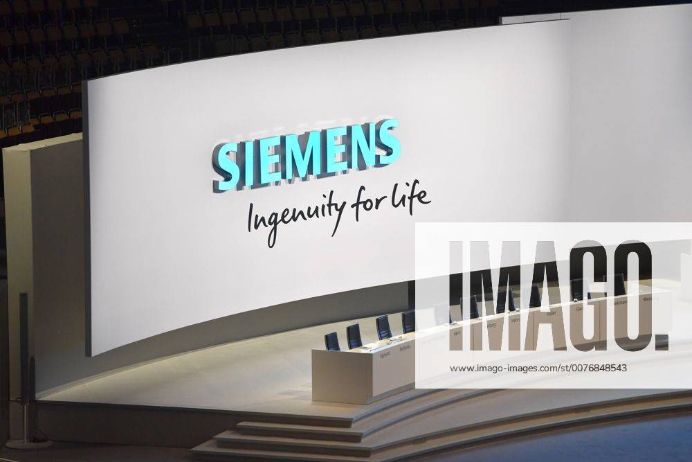 Unternehmen: Siemens Randmotiv,Feature,leeres Podium,Buehen,leere Stuehle der Aufsichtsratsmitglieder, Pressekonferenz vor der Siemens Hauptversammlung 2017 am 01.02.2017 in der Olympiahalle in Muenchen.