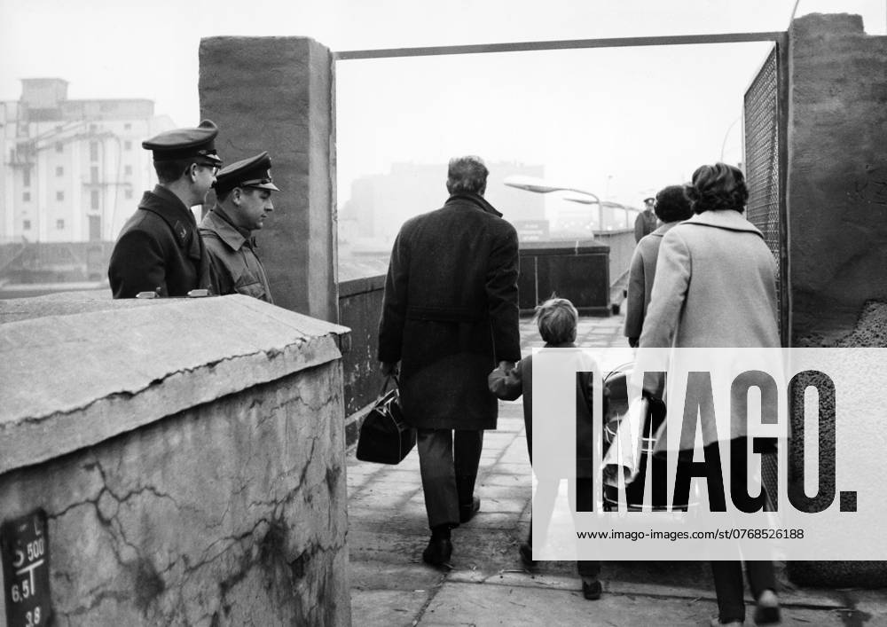 Orig caption THE FIRST WEST BERLINERS WITH PASSIERSCHEIN passed through the Wall in the early hours of this morning. Since August 13, 1961, the Wall has separated the closest relatives, who