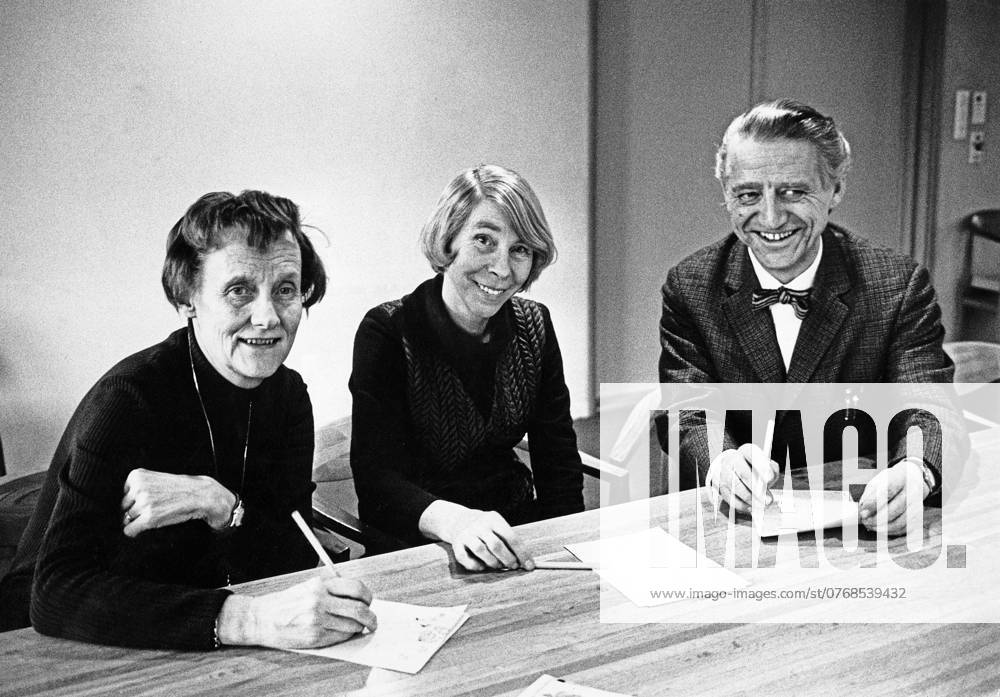 STOCKHOLM 1971 01 20 The three children s book authors Astrid Lindgren tv , Sweden, Tove Jansson, Finland, and Thorbjörn Egner, Norway Planning for the Nordvision program on TV for the benefit of the collection Flykting 71 STOCKHOLM Sweden sp sw