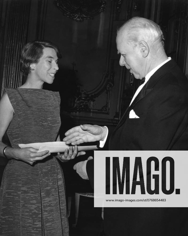 STOCKHOLM 19630205 The picture shows Tove Jansson receiving Stockholms Tidningens Finland-Swedish Culture Prize 1963 from Anders Österling at the Grand Hotel in Stockholm Photo Olle Seijbold SCANPIX Code 51 SVD OUT STOCKHOLM SWEDEN